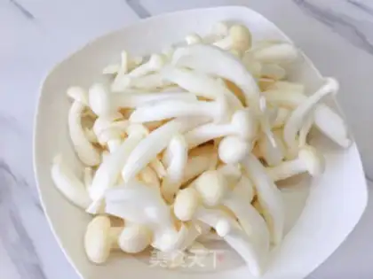 Make White mushroom fried eggs step 1