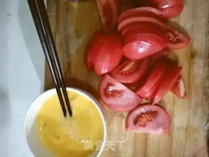 Make Tomato fried eggs step 1