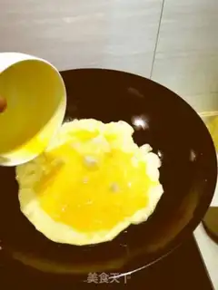Make Tomato fried eggs step 2