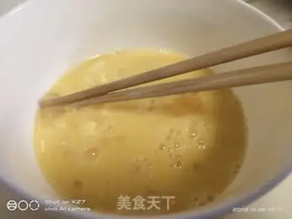 Make Tomato fried eggs step 1