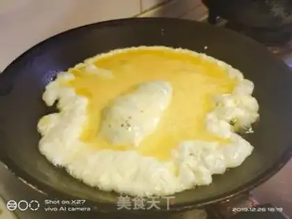 Make Tomato fried eggs step 2