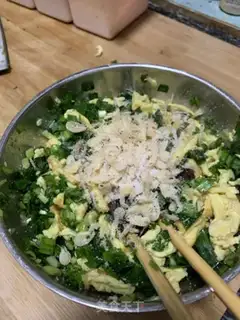 Make An egg box of celery step 1