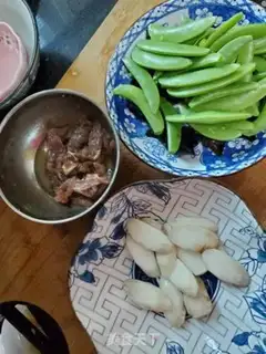 Make Three-coloured little fried meat step 0