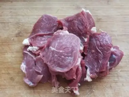 Make Little pepper onion fried lamb step 1
