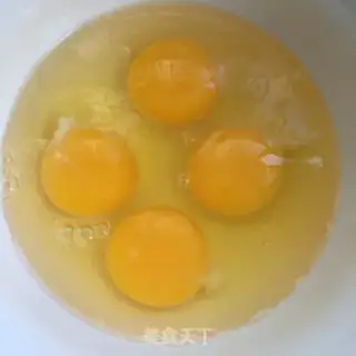 Make Garlic fried eggs step 1