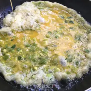 Make Garlic fried eggs step 4