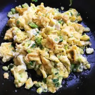 Make Garlic fried eggs step 5
