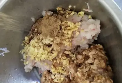 Make Emerald shrimp pork dumplings step 1
