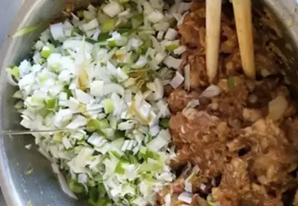 Make Emerald shrimp pork dumplings step 2