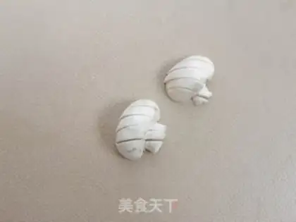 Make Pelican mouth mushrooms step 1