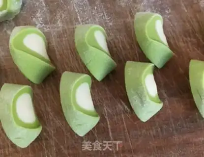 Make Emerald shrimp pork dumplings step 6