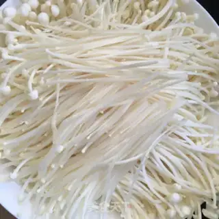 Make Scratch pepper garlic and golden needle mushrooms step 4