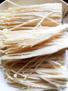 Make Carrot with golden needle mushrooms step 0