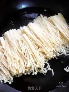 Make Carrot with golden needle mushrooms step 2