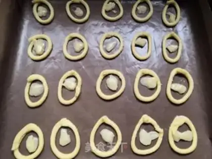 Make Roman shield step 13