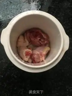 Make Chicken soup with fish glue step 1