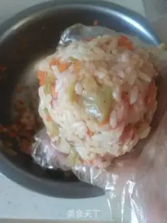 Make Squeeze beef and rice rice balls step 3