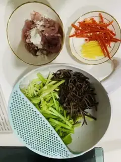 Make Celery-mixed meat step 0
