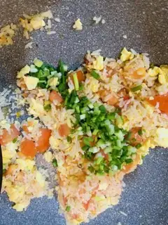 Make Tomato egg fried rice step 5