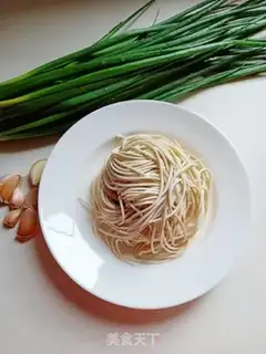 Make Onion noodles step 0
