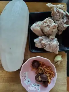 Make Pork bones, mushroom soup step 0
