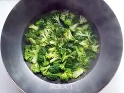 Make West Blue Flowers fried sausage step 3