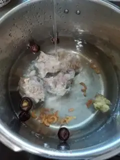 Make Pork bones, mushroom soup step 1