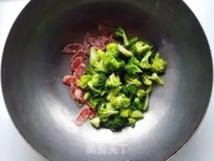 Make West Blue Flowers fried sausage step 6