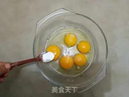 Make Pine omelet egg sausage step 1