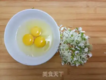 Make Shrimp sauce fried eggs step 1