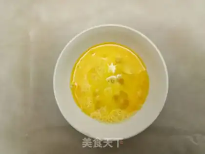 Make Shrimp sauce fried eggs step 2