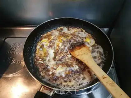 Make Shrimp sauce fried eggs step 4