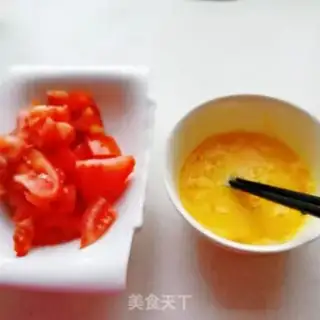 Make Tomato fried eggs step 1