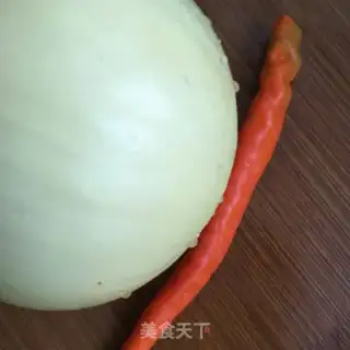 Make Onion fried beef rolls step 1