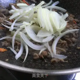 Make Onion fried beef rolls step 7