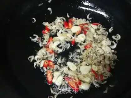 Make Shrimp-skin and garlic gravy step 5