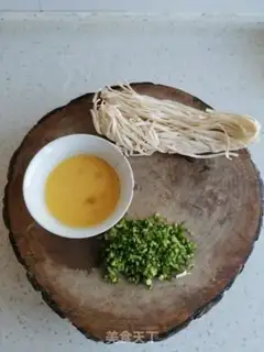 Make Crushed pepper egg noodles step 1