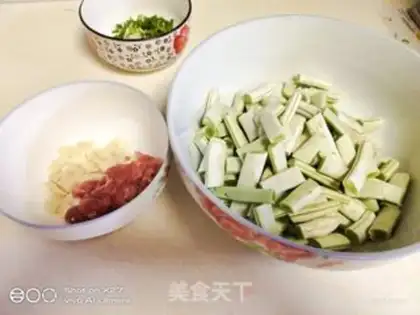 Make Four-season bean fried meat step 0