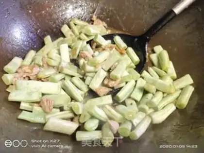 Make Four-season bean fried meat step 3
