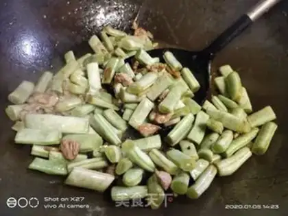 Make Four-season bean fried meat step 4
