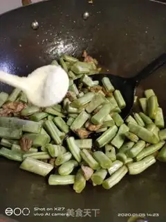 Make Four-season bean fried meat step 5