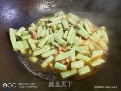 Make Four-season bean fried meat step 7