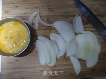 Make Onion fried eggs step 1