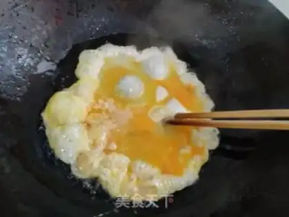 Make Scrambled eggs step 1