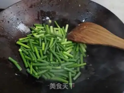 Make Scrambled eggs step 2