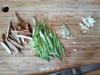 Make Celery fried beans step 1