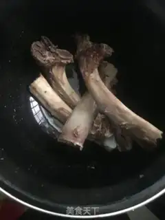 Make Carrot horse hoof bone soup step 1