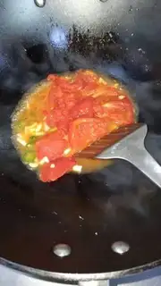 Make Homemade tomato fried eggs step 3