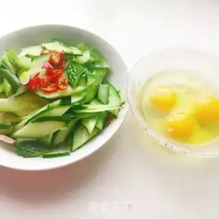 Make cucumber fried eggs step 1