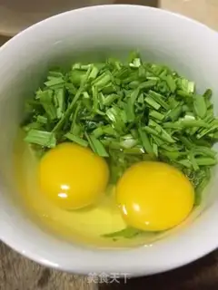 Make Garlic fried eggs step 1